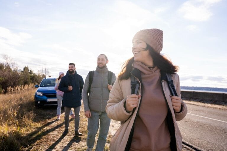 medium-shot-people-traveling-together (1)